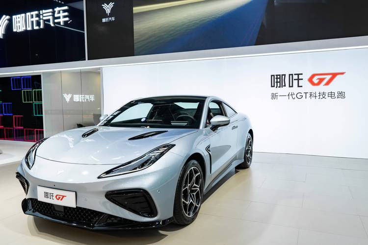 成都55哪吒汽车在智能汽车领域的表现，领途汽车在新能源汽车市场中的影响力